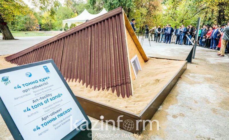 Арт-инсталляция «4 тонны песка» появилась в Алматы