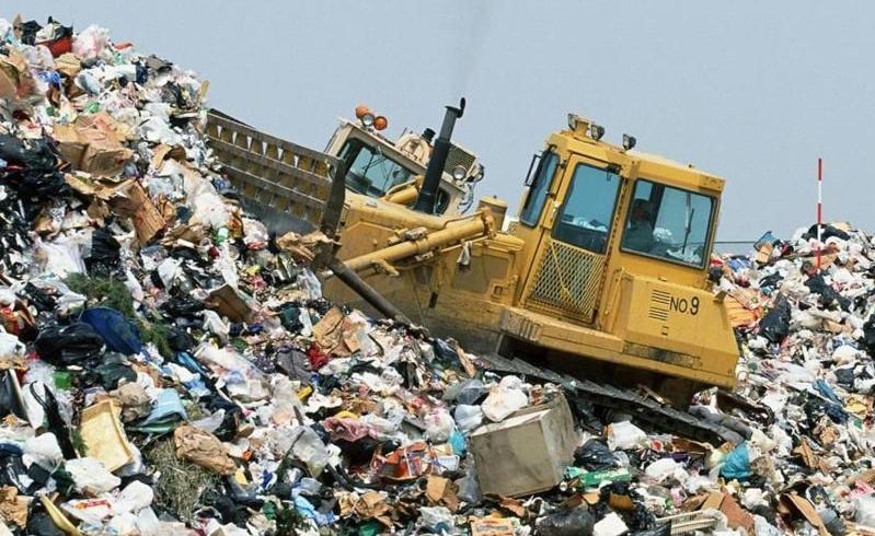 Повысить штрафы за незаконный вывоз мусора на окраины столицы поручил Президент
