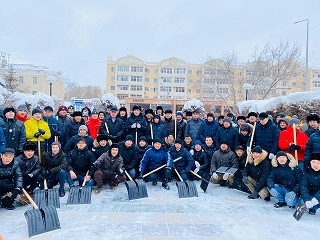 Более 200 сотрудников Минэкологии расчистили от снега сквер в Нур-Султане