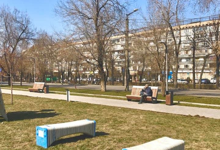 Спасли от свалки — скамейки из переработанного пластика появились в Алматы