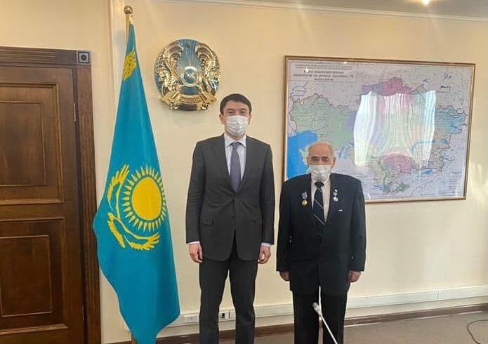 Глава минэкологии вручил медаль «Еңбек ардагері» заслуженному геологу Казахстана