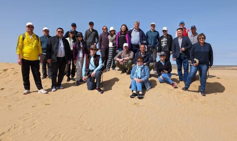 Представитель Министерства экологии и природных ресурсов Республики Казахстан вместе с послом Соединённых Штатов посетили осушенное дно Аральского моря